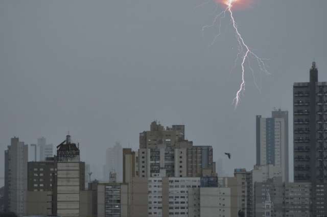 Em 12 horas, 30 mil raios que podem causar mortes atingiram o Estado