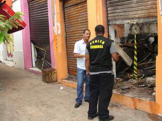 Peritos estiveram nesta tarde onde incêndio destruiu seis comércios. (Foto: Pedro Peralta)
