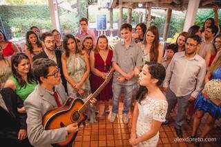 Para emocionar ainda mais os convidados e a noiva, Leonardo cantou uma música para ela