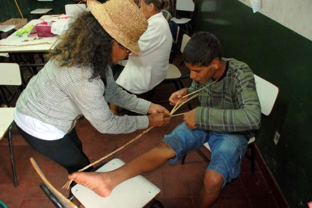 Artesanato de aguap&eacute; vira fonte de renda em Corumb&aacute;