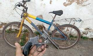 O ladrão estava armado e usou uma bicicleta para tentar fugir dos militares. (Foto: Divulgação/ Corpo de Bombeiros)