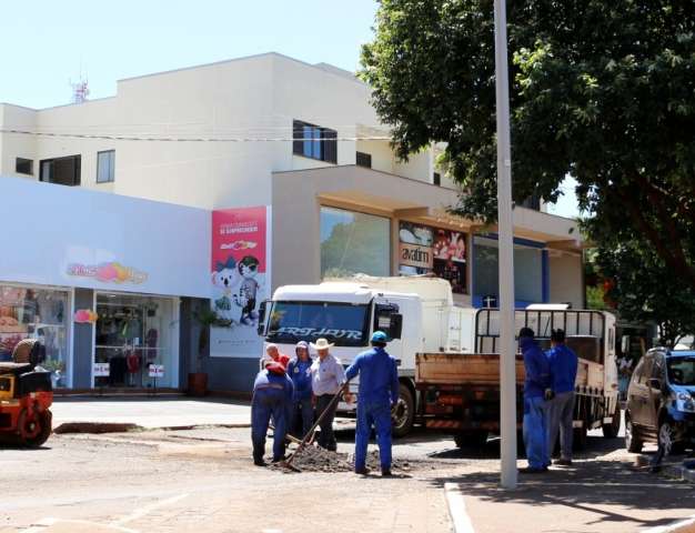 Tapa-buraco chega &agrave; &aacute;rea central, mas moradores reclamam de lentid&atilde;o