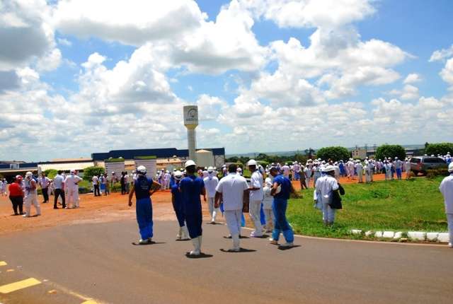 Rompimento em v&aacute;lvula de am&ocirc;nia causou vazamento em frigor&iacute;fico