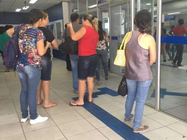 Com fim da greve, Caixa abre mais cedo e clientes lotam ag&ecirc;ncia
