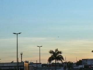 Dia amanhecendo com céu azul na Avenida Fábio Zahran em Campo Grande (Foto: Henrique Kawaminami) 