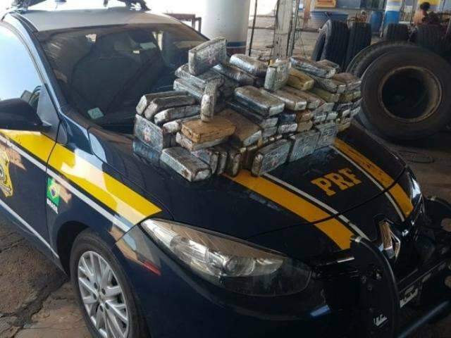 Caminh&atilde;o &eacute; retido por peso e nervosismo de motorista denuncia carga de coca&iacute;na