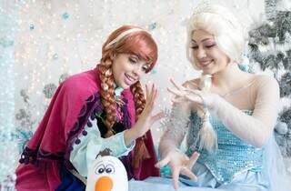 O espetáculo que será apresentado conta a história das irmãs Elsa e Anna filhas do rei e da rainha de Arendelle.