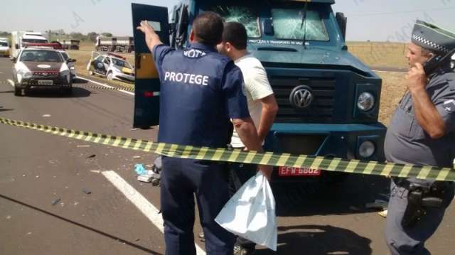 Assaltantes roubam R$ 5 milh&otilde;es de carro-forte na divisa de SP com MS