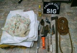 Objetos apreendidos pela polícia junto ao trio. (Foto: Jornal da Nova)