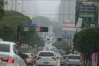 Cenário cinzento de água caindo é o horizonte do trânsito na Avenida Afonso Pena (Foto: Marcos Maluf)