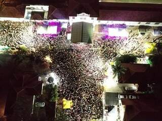 Mutidão que acompanha a festa na noite desta segunda-feira (24). (Foto: Divulgação/Guarda Municipal) 