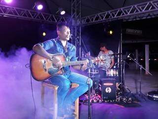 Kauan Araujo tocando violão e cantando durante o show. (Foto: Arquivo pessoal)