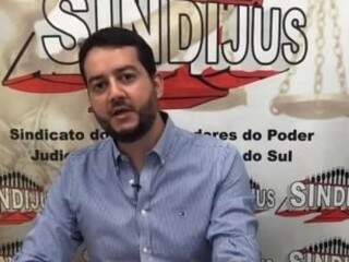 O presidente do Sindijus, Leonardo Lacerda, assina documento enviado ao Tribunal de Justiça. (Foto: Divulgação)