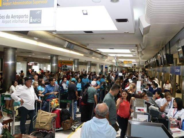 Passageiros s&atilde;o retirados de avi&atilde;o e lotam Aeroporto ap&oacute;s cancelamento