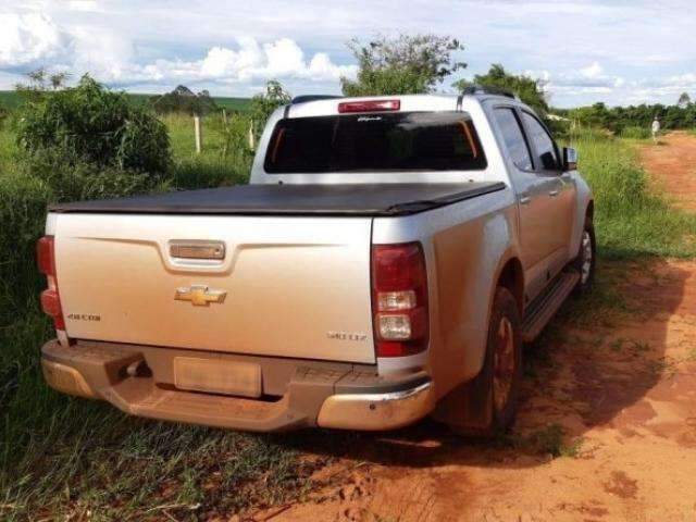 Traficante abandona caminhonete roubada com quase 1 tonelada de maconha