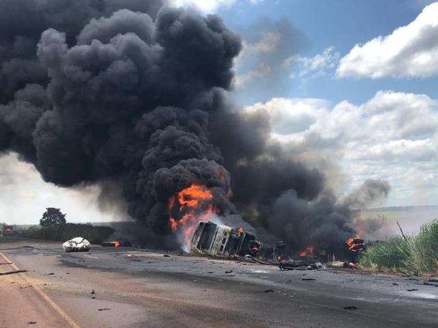 Caminhão carregado com combustível pega fogo após colisão na BR-267