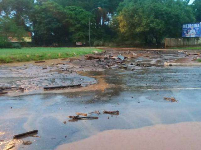 Chuva leva parte do asfalto da rotat&oacute;ria da Rachid Neder com Ernesto Geisel