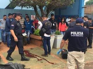 Policiais no local onde rapaz foi executado a tiros em Pedro Juan Caballero no dia 2 de janeiro (Foto: Porã News)
