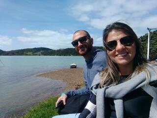 Mellina e Leandro na Ilha Waiheke. Eles chegaram à Nova Zelândia, em agosto, no fim do inverno neozelandês. (Foto: Arquivo Pessoal)