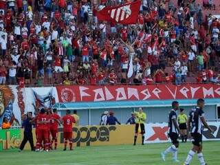 Jogadores e torcida do Comercial celebram gol sobre Operário no Morenão (Foto: Franz Mendes)