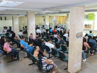 Trabalhadores aguardam atendimento no saguão da Funtrab em Campo Grande (Foto: Marcos Maluf)