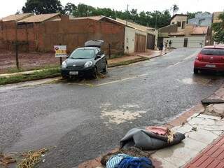 A chuva causou transtorno nas ruas, até carros foram afetados (Foto: Direto das Ruas)