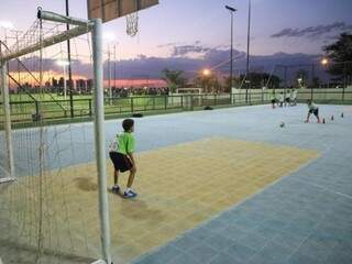 Crianças treinando futebol na quadra de esporte. (Foto: Paulo Francis)