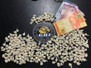 Homem é flagrado vendendo 280 porções de crack em rua do Jardim Tijuca Homem é flagrado vendendo 280 porções de crack em rua do Jardim Tijuca