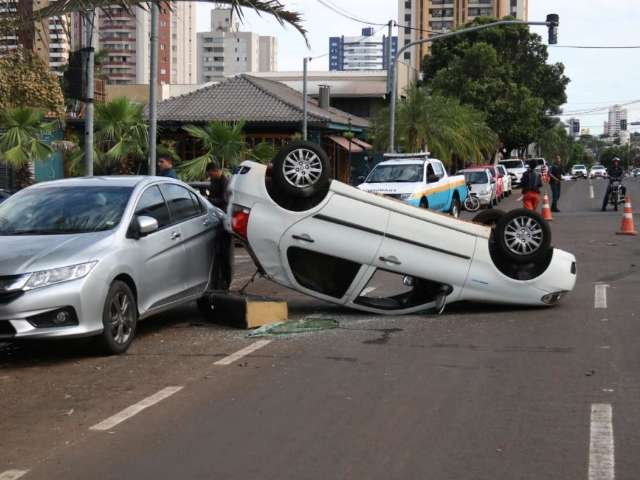 Carro capota ao colidir em cruzamento movimentado do Jardim dos Estados