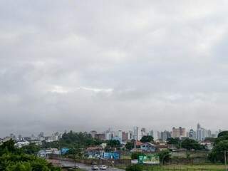 Campo Grande com céu nublado nesta quinta-feira; há previsão de chuva a qualquer hora do dia. (Foto: Henrique Kawaminami)