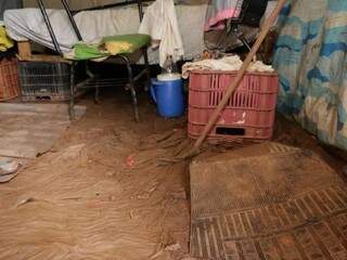 Na &uacute;ltima rua do Jardim Canguru, enxurrada leva lama e lixo aos barracos