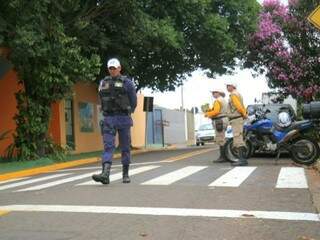 Operação teve apoio da Guarda Municipal e de fiscais da Agetran (Foto: Marcos Maluf)