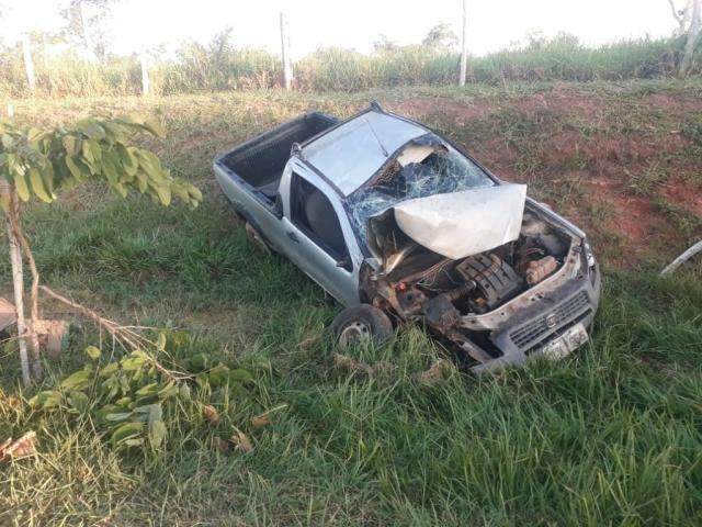 Motorista morre e passageiro fica ferido ap&oacute;s carro cair em valeta na MS-384