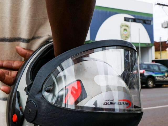 Estelionat&aacute;rios &ldquo;compram&rdquo; moto com falso dep&oacute;sito e pedreiro fica a p&eacute;