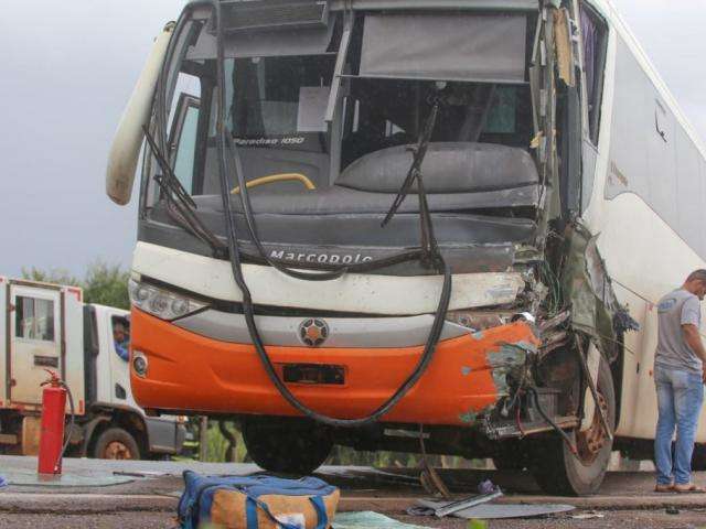 Ônibus com universitários bate em caminhão na saída para Sidrolândia 