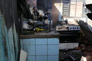 Homem tranca mulher dentro do quarto e ateia fogo na casa no Jd. Anache