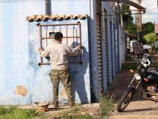 Trabalhador coloca grade para tentar impedir furto de medidor de energia e de fios de cobre (Foto: Paulo Francis)