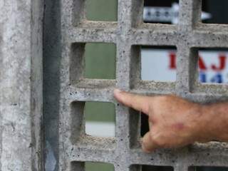 Rapaz fica preso em buraco de muro de concreto ao tentar invadir loja