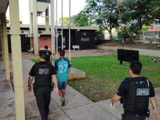 Em opera&ccedil;&atilde;o contra fac&ccedil;&atilde;o, pol&iacute;cia encontra armas e prende tr&ecirc;s suspeitos