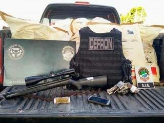 Armas e agrotóxico apreendidos ontem em Maracaju pela Defron e SIG (Foto: Divulgação/Defron)