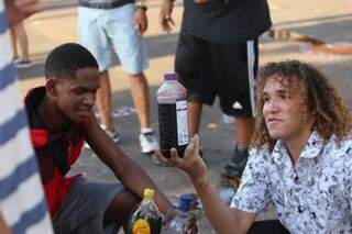 Estudantes Caio e Luiz mostrando as bebidas de Carnaval (Foto: Marcos Maluf)