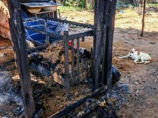 Berço destruído pela chamas em incêndio na manhã deste sábado. (Foto: Henrique Kawaminami)