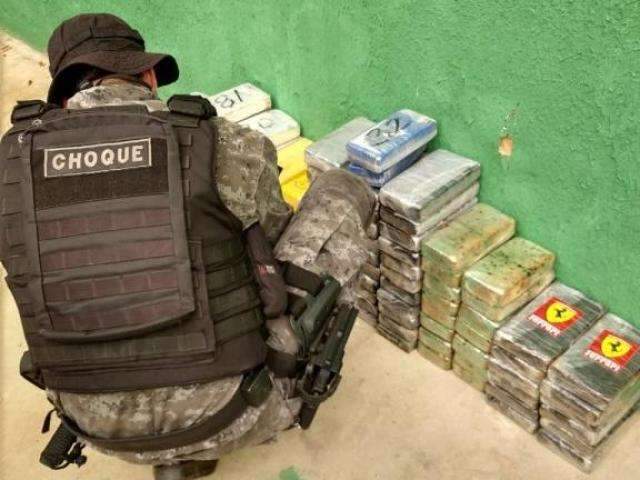 Caminhoneiro &eacute; preso transportando coca&iacute;na avaliada em R$ 10 milh&otilde;es  