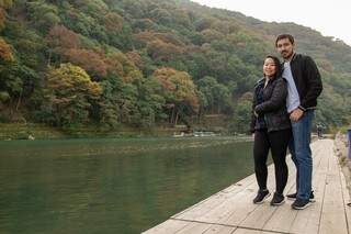 O casal, Antonio Graciliano Arguello Neto e Lisiane Suemi Ekamoto posando para foto ao lado do rio Hozugawa, em Arashiyama próximo a Kyoto (Foto: Antonio Arguello)