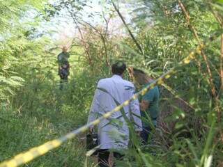 Homem encontrado morto em terreno foi assassinado no in&iacute;cio da tarde de sexta