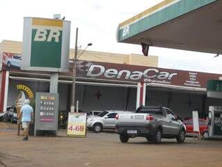 Em Dourados, maioria dos postos aumentou preço da gasolina no mesmo dia em que entrou em vigor nova alíquota de ICMS (Foto: Helio de Freitas)