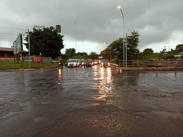 Com chuva forte, pelo menos oito bairros ficam sem energia em Campo Grande