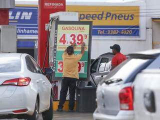 Na manhã de hoje, funcionário troca placa, porque combustível subiu para R$ 4,39 (Foto: Marcos Maluf)