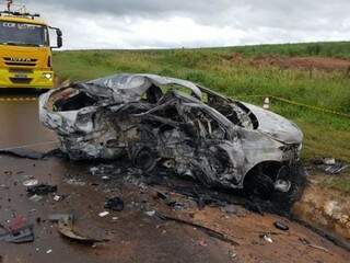 Carro pegou fogo após colisão em trecho da BR-163, em Sonora; motorista morreu carbonizado (Foto: PC de Souza/Edição MS)