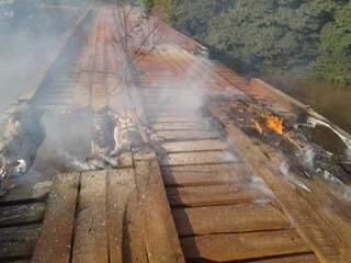 Parte da ponte foi danificada pelo fogo (Foto: reprodução/Alvorada Informa) 